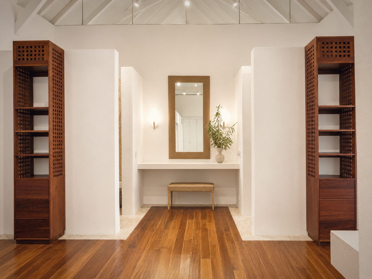 The dressing corridor, Villa Aurelia, Casa de Campo
