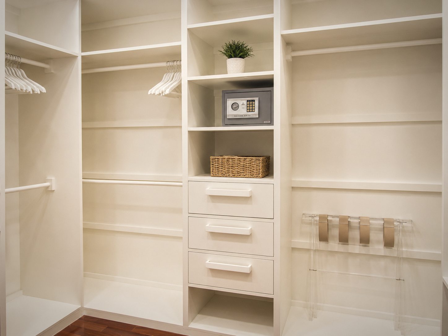 A dressing room, safe fitted, Villa Aurelia, Casa de Campo