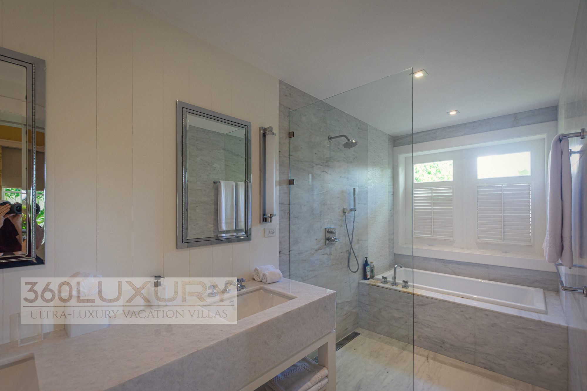 Marble, shower and bath, Villa Bellarive, Casa de Campo