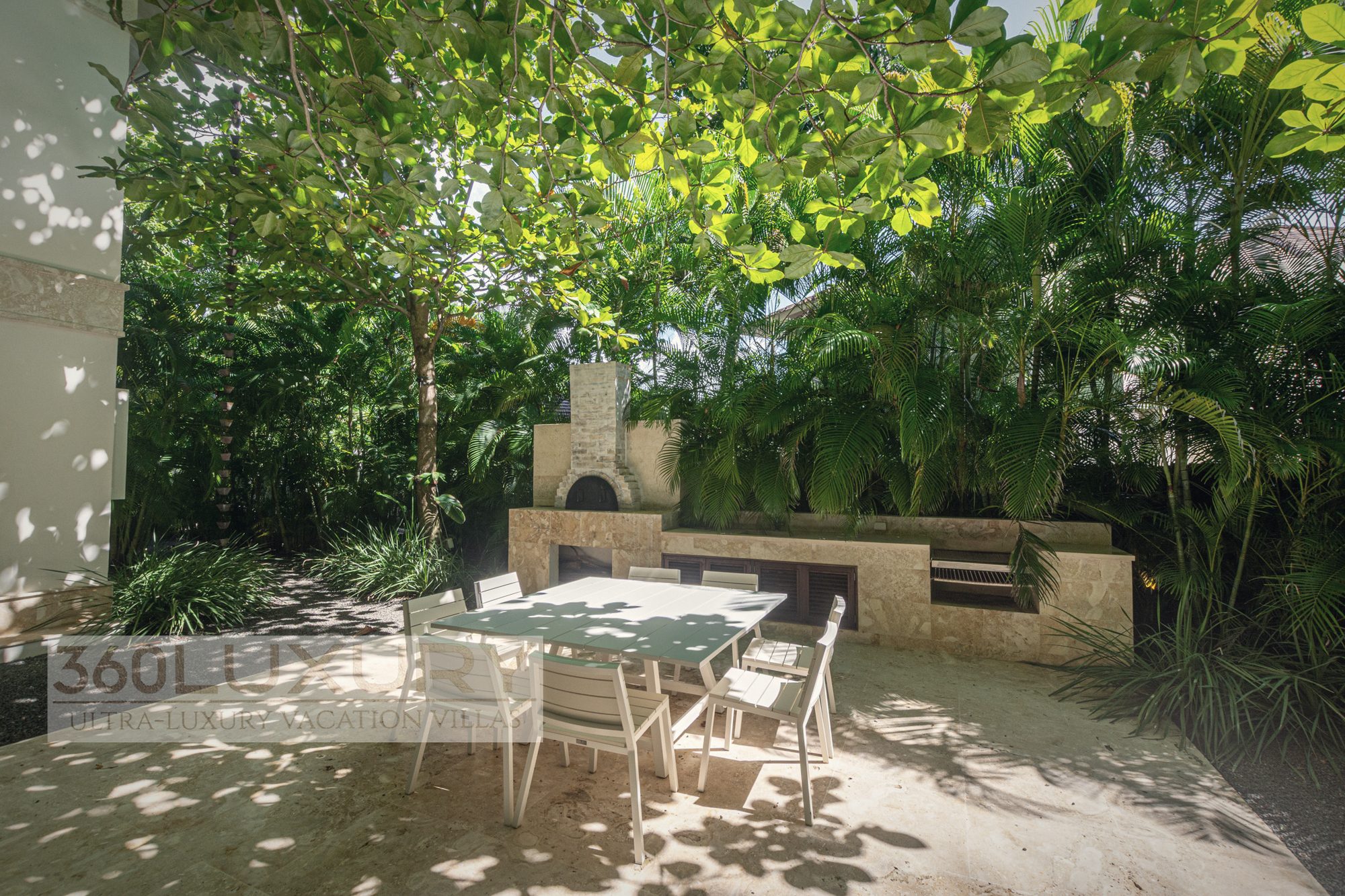 The fire and the outside table, Villa Bellarive, Casa de Campo