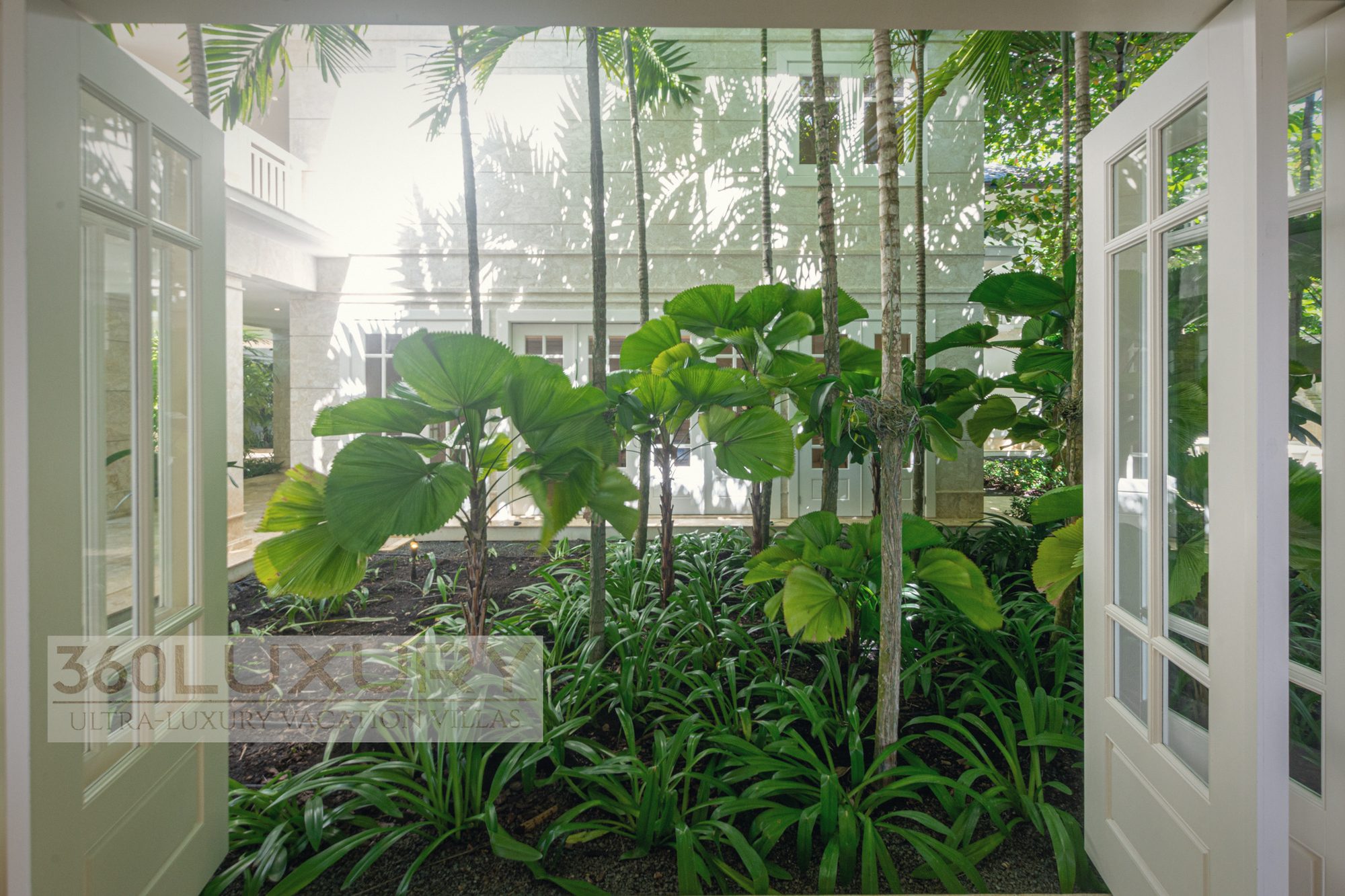 A planted courtyard, in the middle of the house, Villa Bellarive, Casa de Campo
