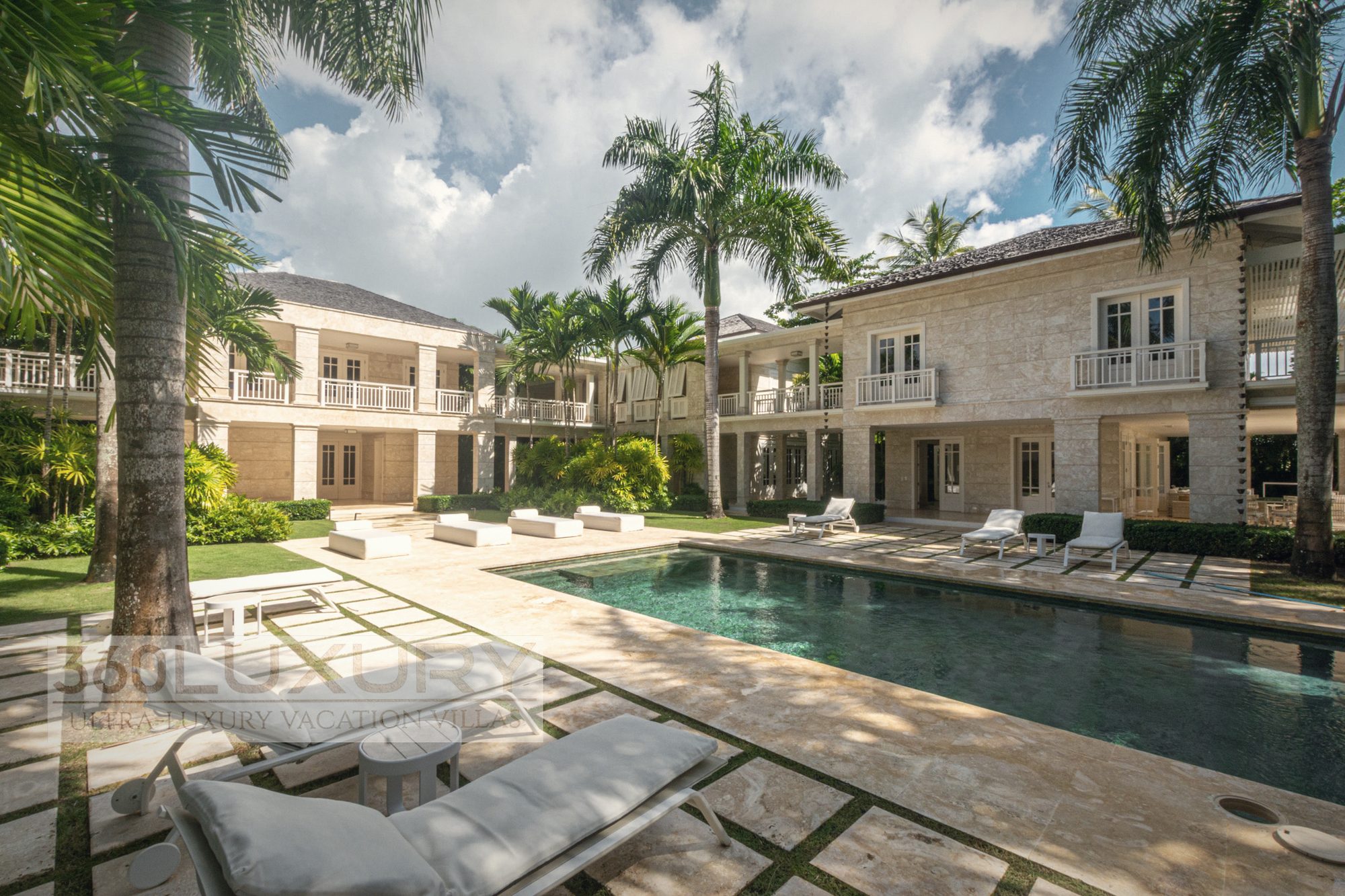 Coral stone, on all four sides, Villa Bellarive, Casa de Campo